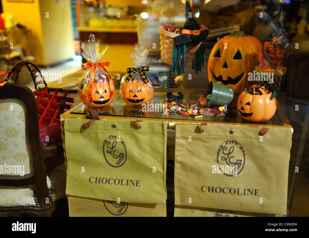 Halloween-Fenster in einer Konditorei, Hongkong SAR Stockfoto