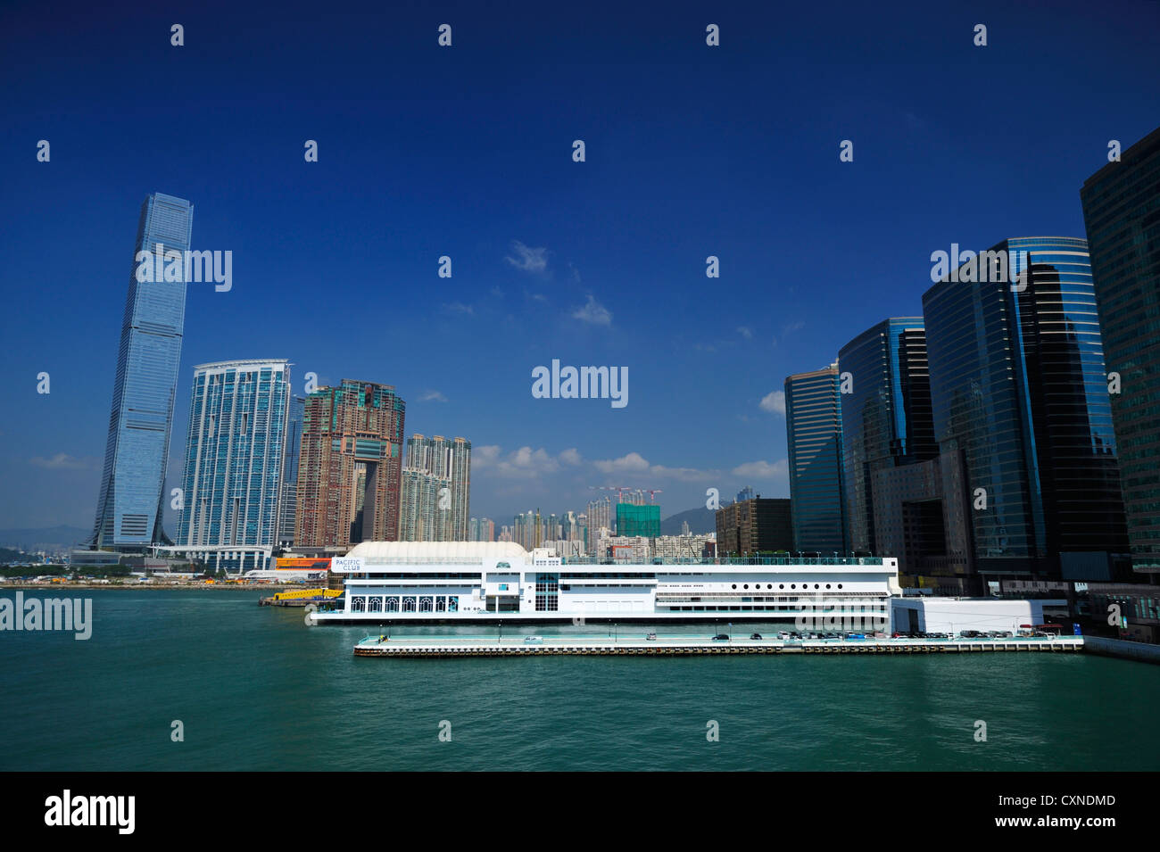Victoria Harbour und Ritz Carlton Hotel, Hongkong SAR Stockfoto