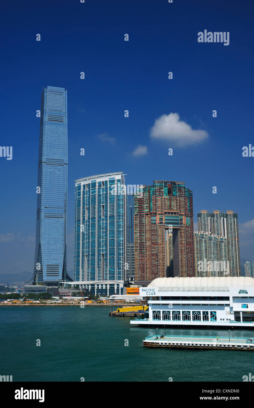 Den Victoria Harbour und das Ritz Carlton Hotel, Hongkong SAR Stockfoto