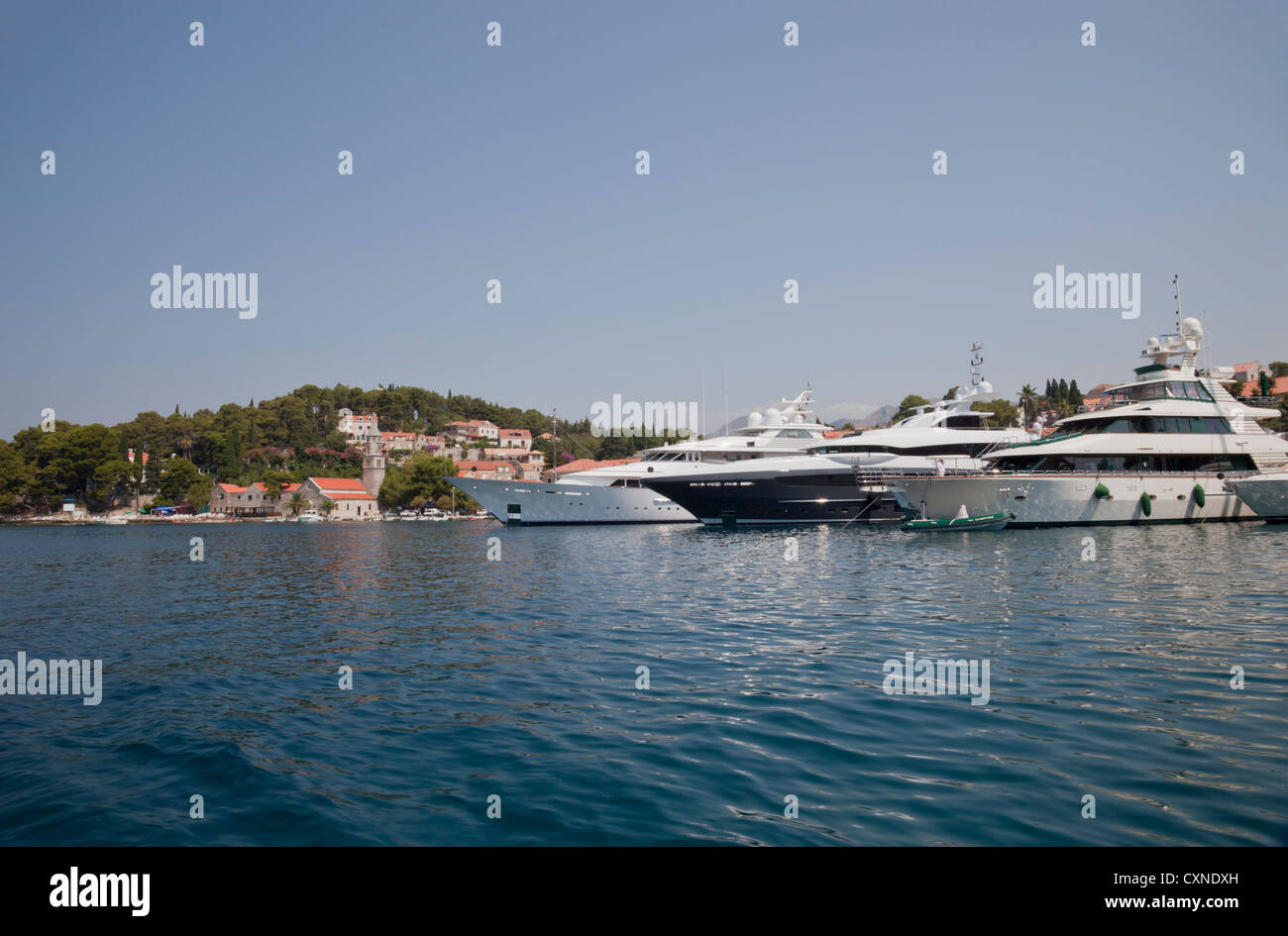 Luxury Motor Boote am Ufer Cavtat, Kroatien Stockfoto Luxury Motor Boote am Ufer Cavtat, Kroatien Stockfoto
