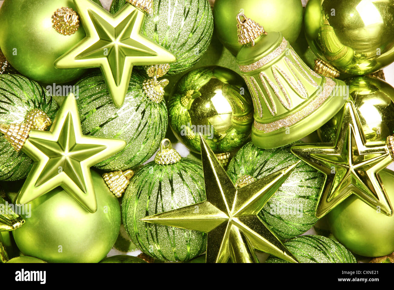 Christbaumkugeln und Sternen, Nahaufnahme. Stockfoto