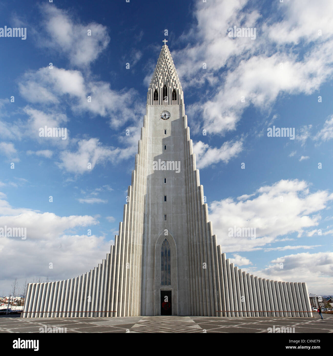 Die Hallgrimskirkja Kathedrale in Reykjavik, Island gegen einen schönen Frühling bewölktem Himmel gesetzt Stockfoto
