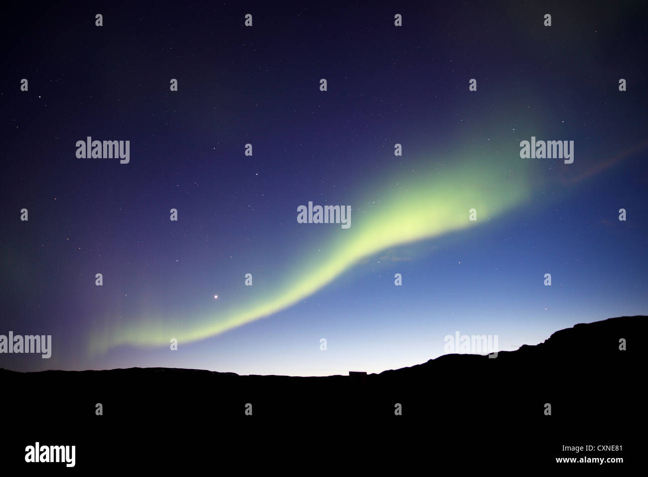 Die erstaunlichen Aurora Borealis (aka Nordlichter) Streifen über eine Silhouette isländische Landschaft in der Nähe von Hveragerði Stockfoto