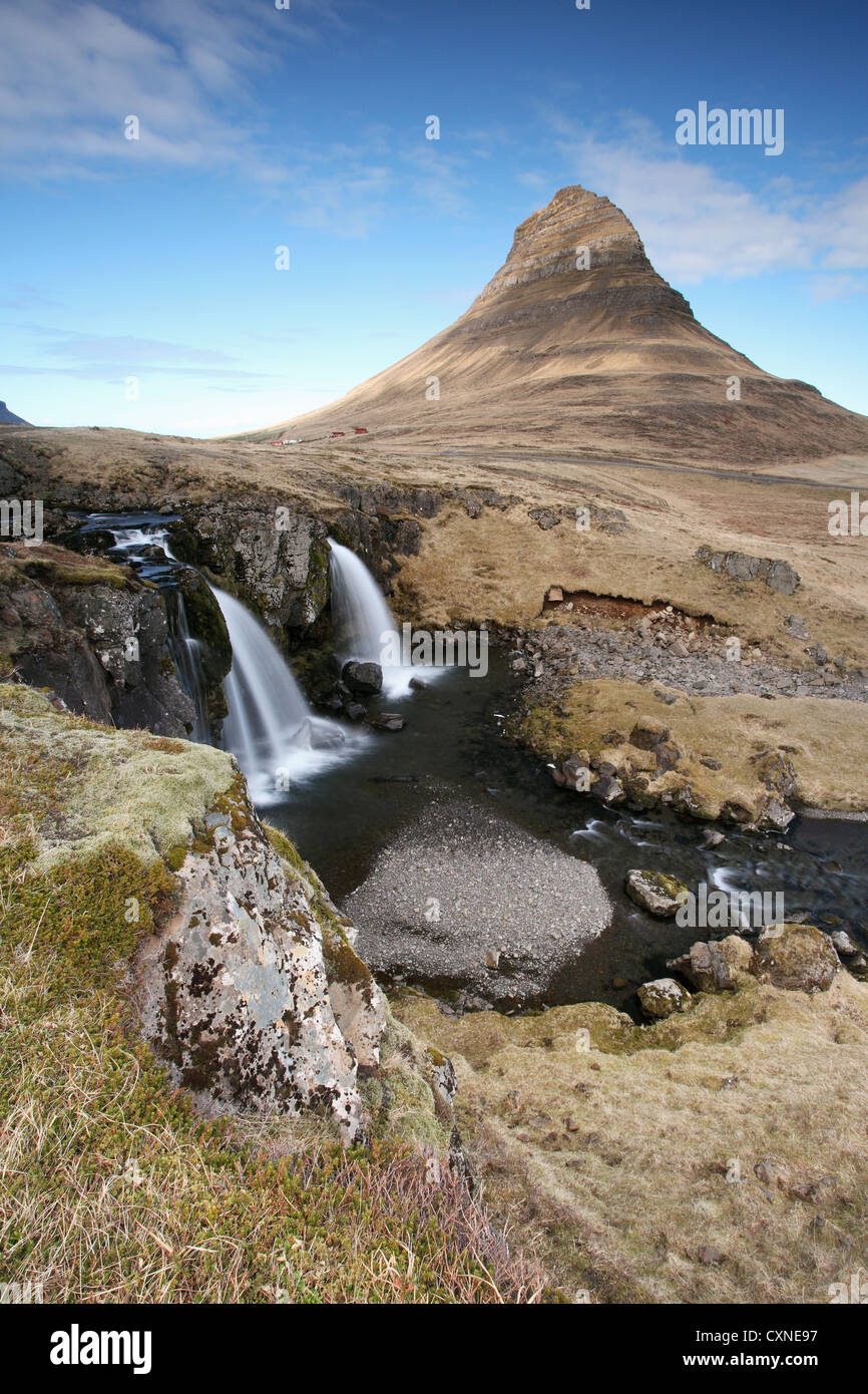 Die atemberaubende Berg Kirkjufell Zwerge die Kirkjufellfoss-Wasserfälle. Eine klassische isländischen Szene Stockfoto