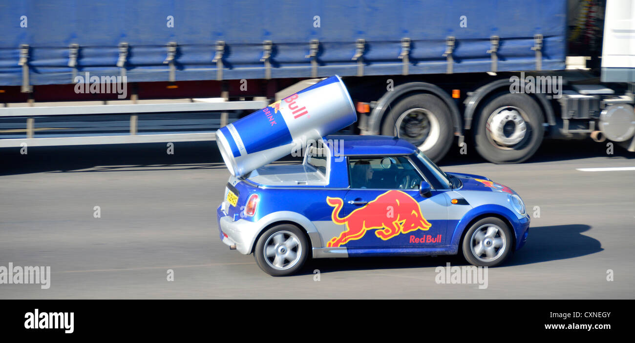 Personalisierte Werbung für den Energy Drink der Marke Red Bull durch die Aufnahme einer großen Dose und eines Logos in die Minikarosserie auf der Autobahn M25 Essex England UK Stockfoto