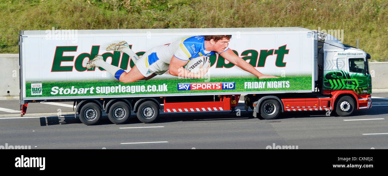 Seitenansicht Eddie Stobart sattelschlepper Scania LKW mit Anhänger Sky Sports Rugby Werbung Sport Grafiken Fahren auf der britischen Autobahn Stockfoto