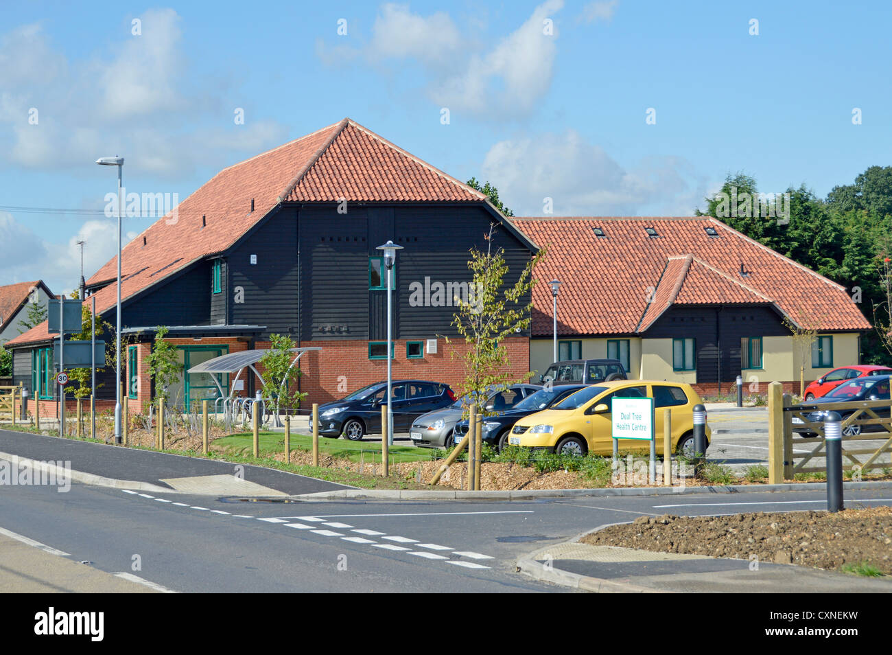 Parkplatz neu Zweckbau NHS Ärzte GP Chirurgie und Health Centre Klinik bedient Dörfer mit Dispensary & Mutter & Baby Klinik Essex England UK Stockfoto