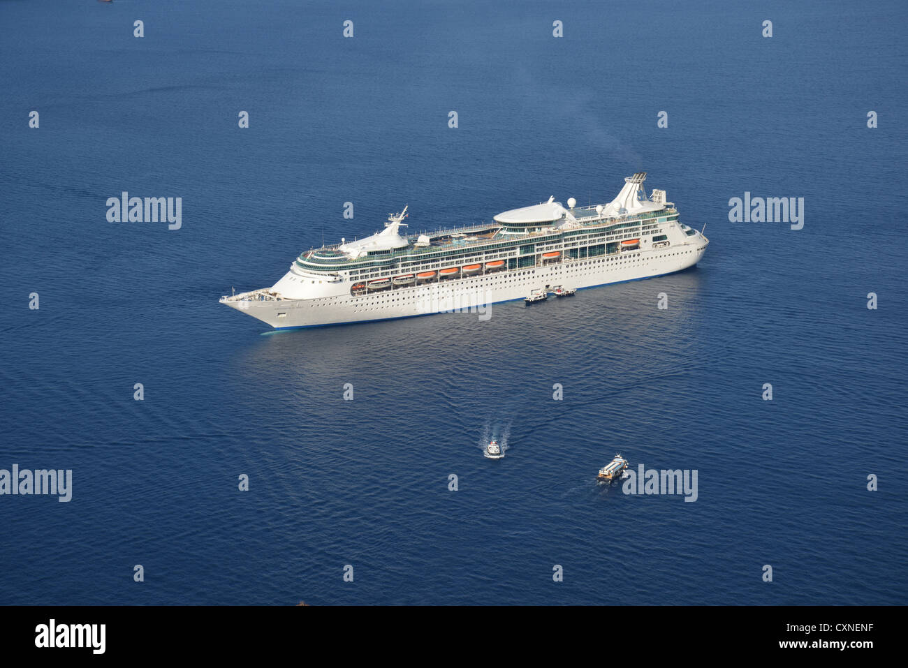 Royal Caribbean "Grandeur of the Seas" Kreuzfahrtschiff vor Anker aus Firá, Santorini, Cyclades, Süd Ägäis, Griechenland Stockfoto