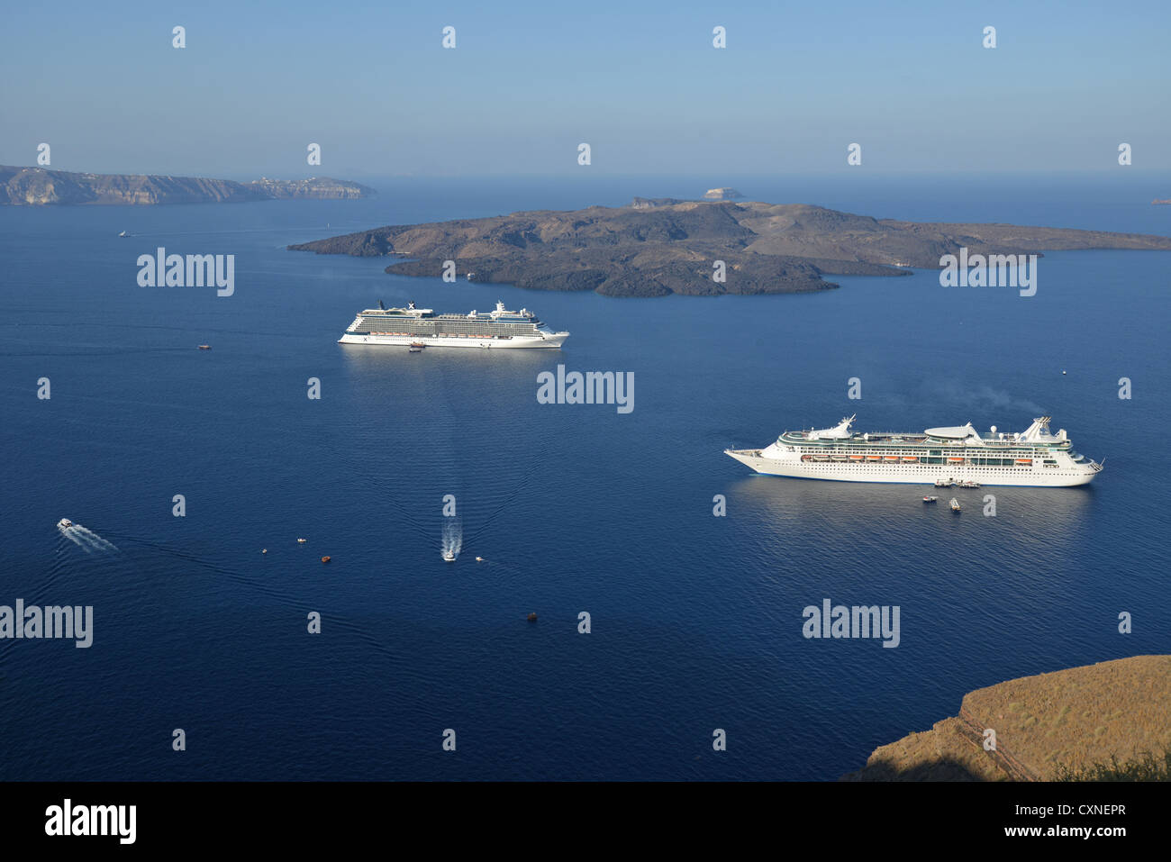 Royal Caribbean "Grandeur of the Seas" und "Equinox" Celebrity Kreuzfahrtschiff, Firá, Santorini, Cyclades, Süd Ägäis, Griechenland Stockfoto