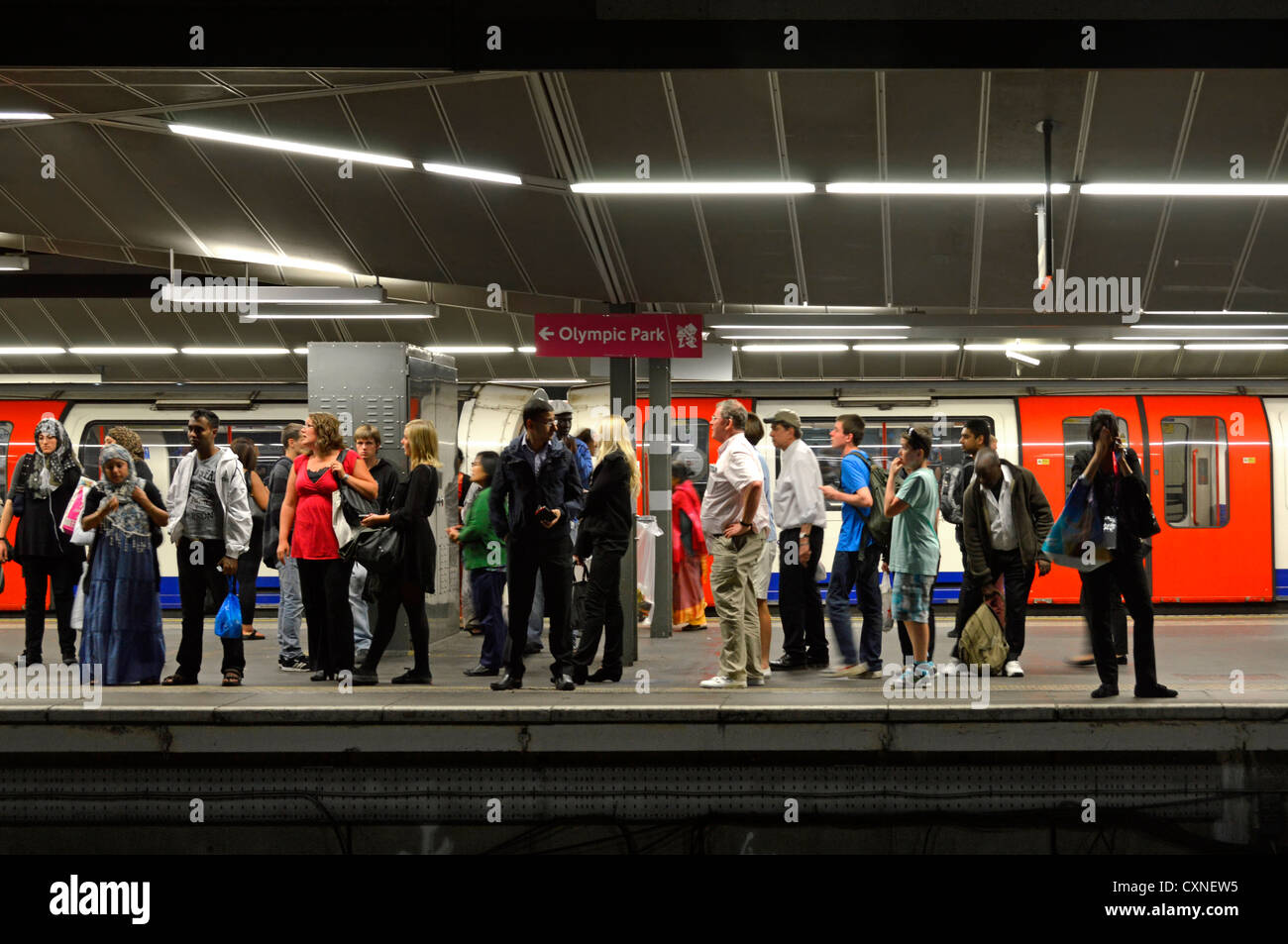 Stratford Zug Bahnhof Pendler warten auf größere Anglia Metro Zug Central Line am angrenzenden Austausch-Plattform Stockfoto