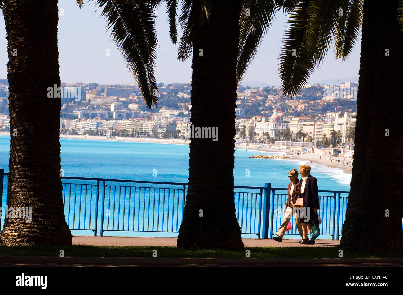 Europa Frankreich Nizza Promenade des Anglais und dem Quai des Etas-Unis mit Blick auf das klare blaue Meer Stockfoto