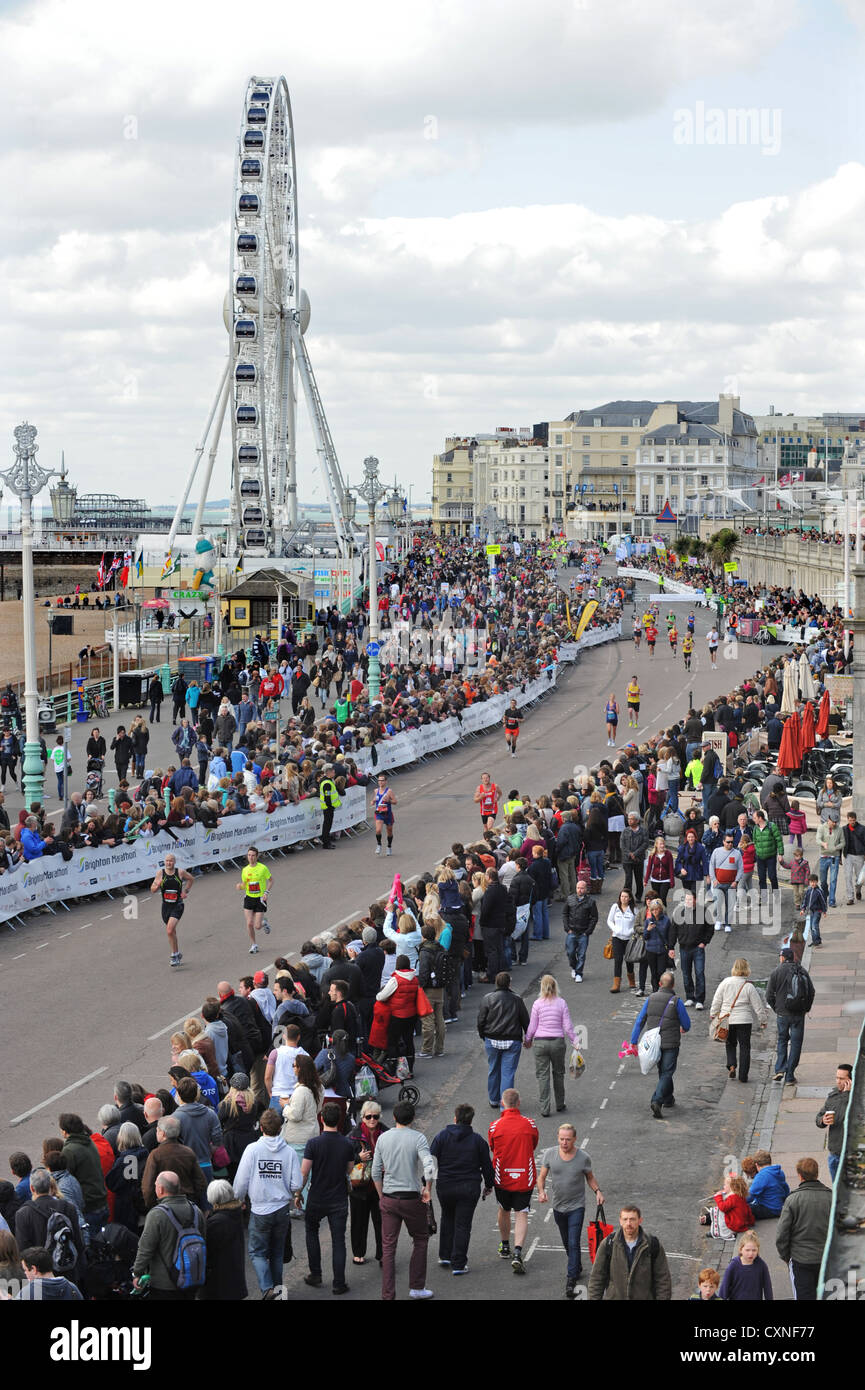 Eine gepackte Strandpromenade als Läufer-Kopf für die Ziellinie während der Brighton Marathon 2012 Stockfoto