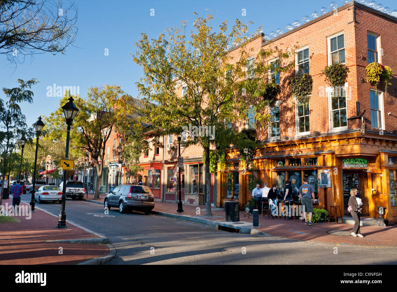 Ein angenehmer Tag in Fells Point, Baltimore, Maryland, findet Freunde trinken im Freien. Stockfoto
