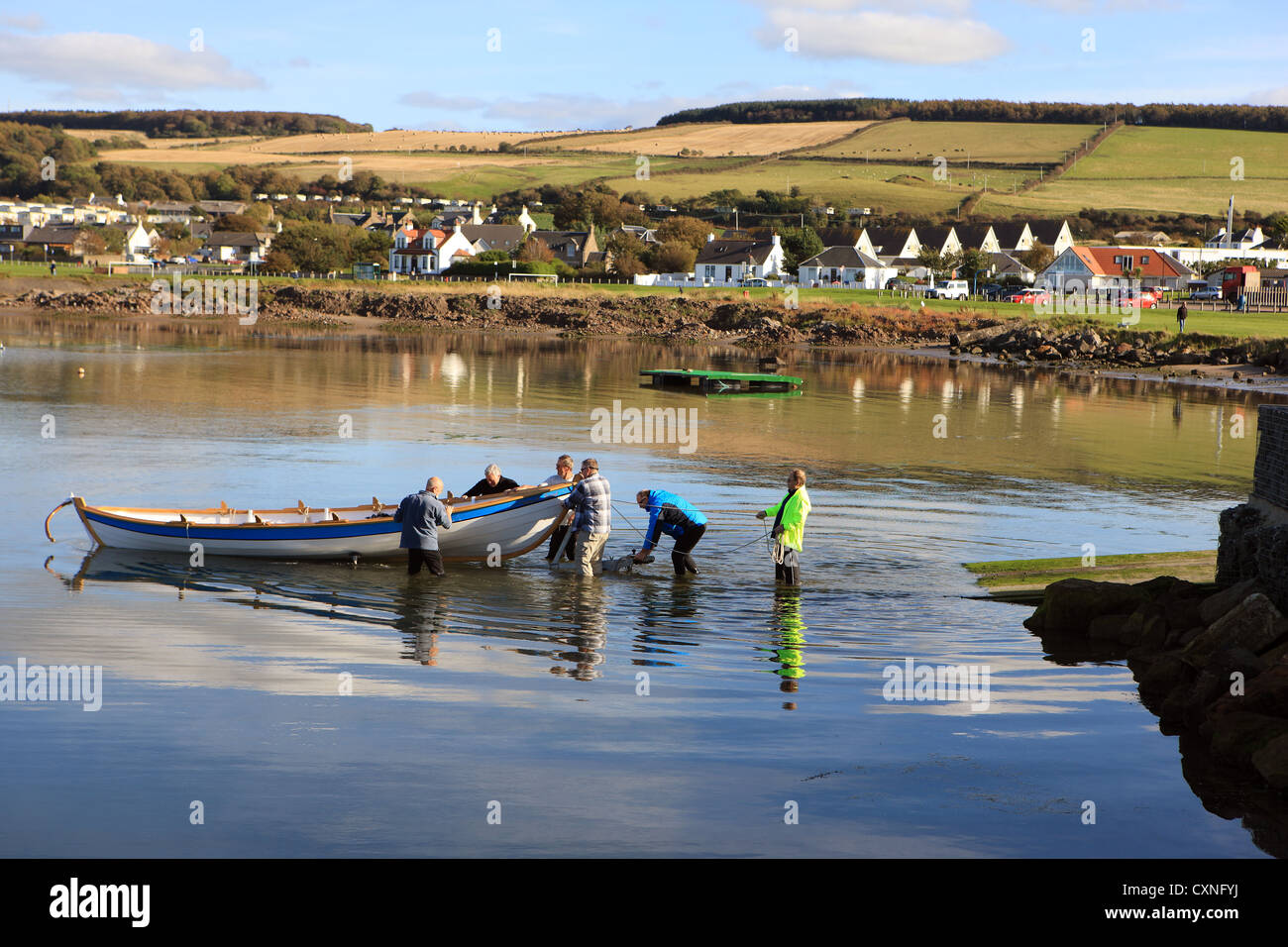 Männer, die Einführung eines Bootes im Hafen von Dunure in Ayrshire, Schottland Stockfoto