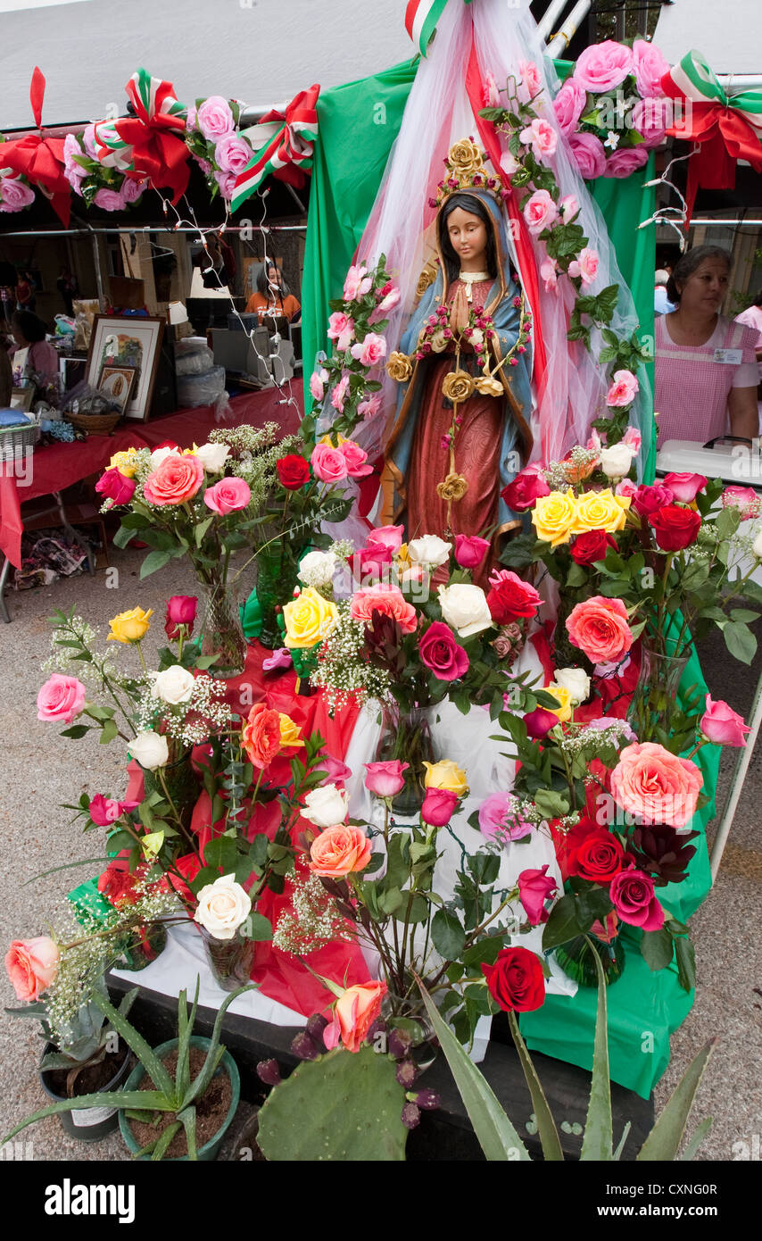 Bunte Papier- und frischen Blumen schmücken kleine Heiligtum unserer lieben Frau von Guadalupe, römisch-katholische Ikone der Jungfrau Maria in Texas Stockfoto