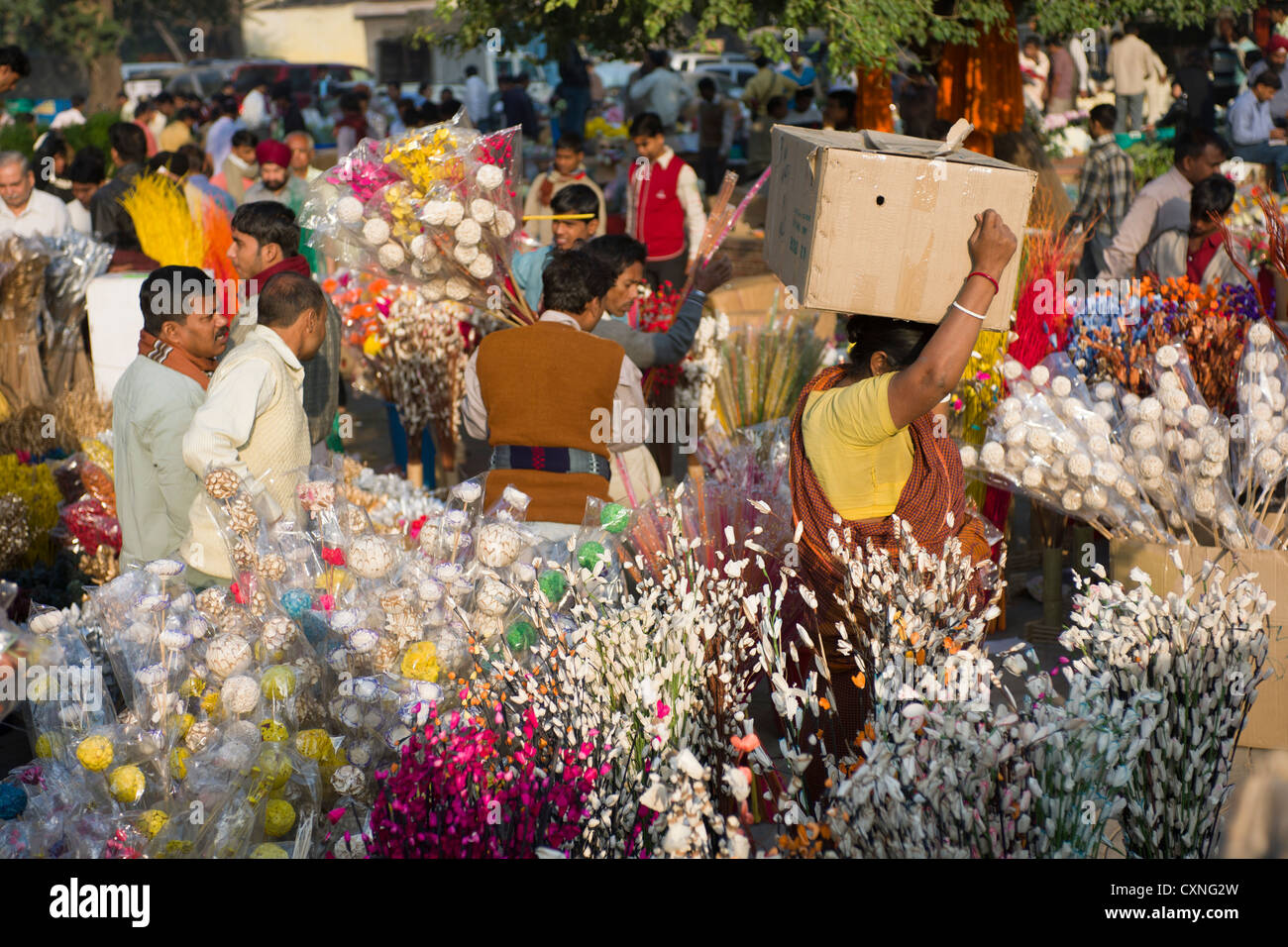Künstliche Blumen auf dem Morgen Blumenmarkt, Connaught Place, Neu Delhi, Indien Stockfoto