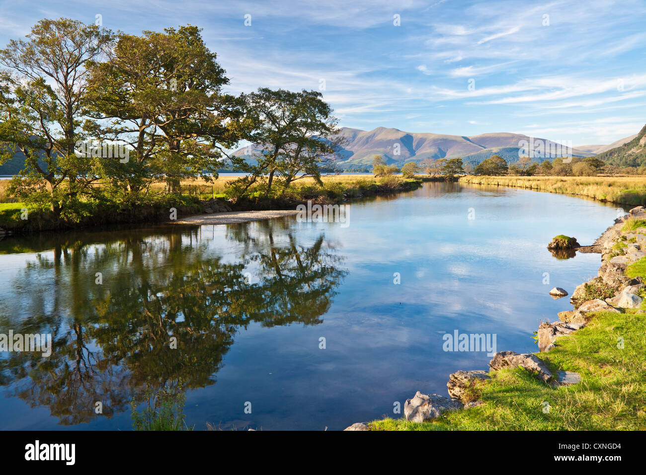 Das Derwent River in der Nähe von Grange in den Lake District, Cumbria, England, UK Stockfoto