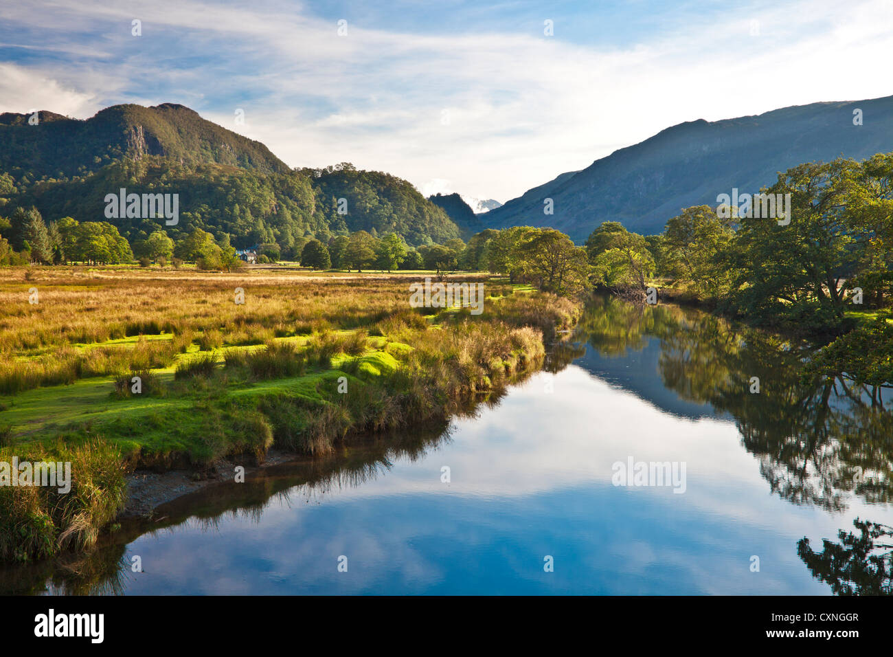 Das Derwent River in der Nähe von Grange in den Lake District, Cumbria, England, UK Stockfoto