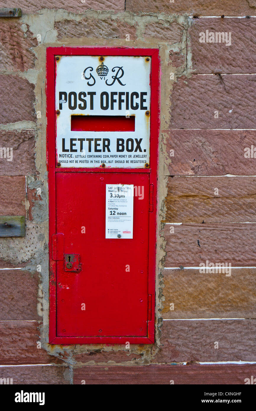 Nahaufnahme von einem sehr alten Briefkasten gegen eine Mauer Stockfoto