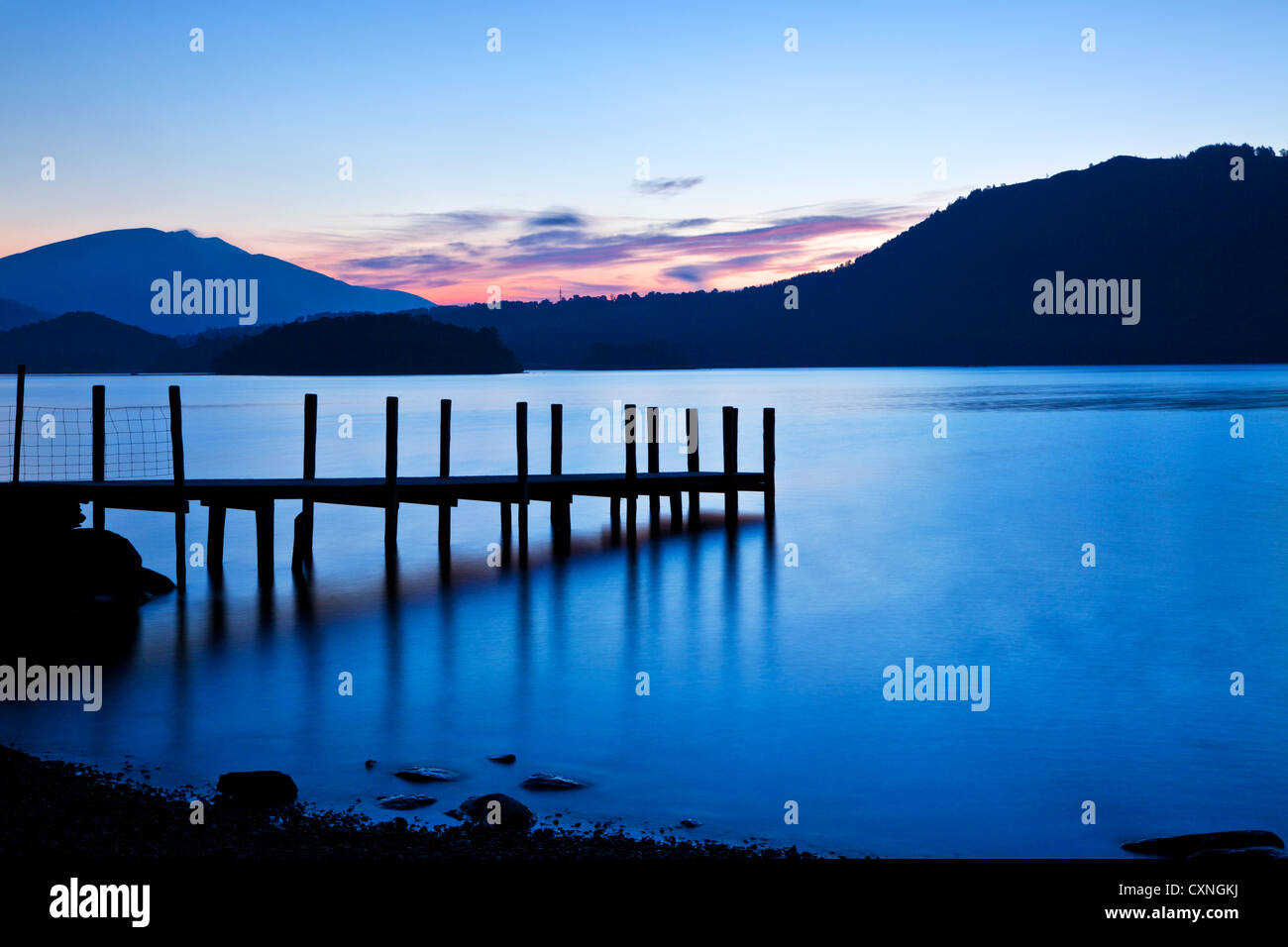 Sonnenaufgang über dem Derwent Water ab Brandelhow, Lake District, Cumbria, England, UK Stockfoto