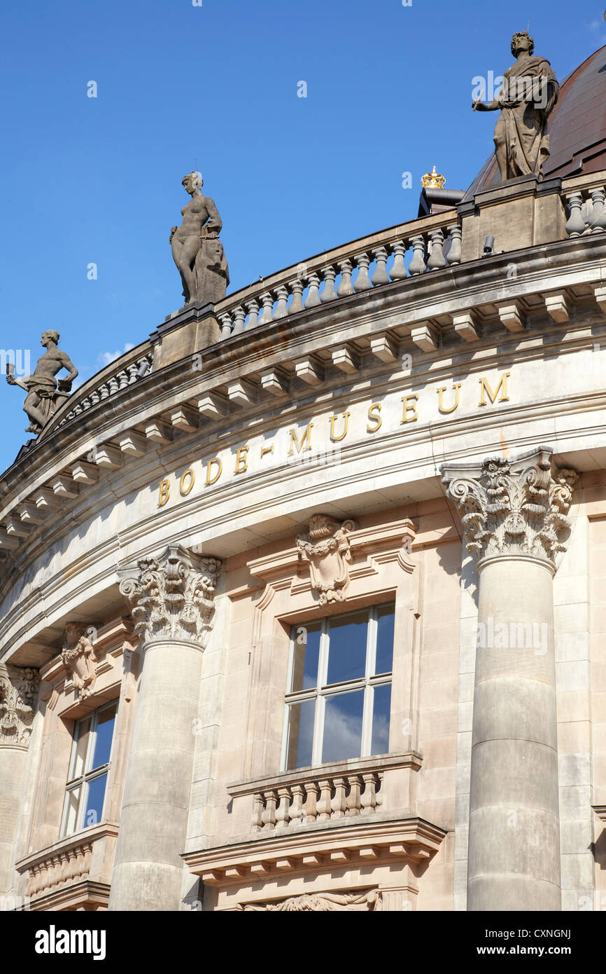 Bode Museum Fassade in Berlin, blauer Himmel Stockfoto