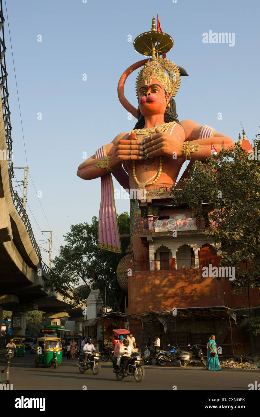 Riesige 108 Fuß hohe Statue von Lord Hanuman, Hanuman Mandir, Karol Bagh, Neu Delhi, Indien Stockfoto