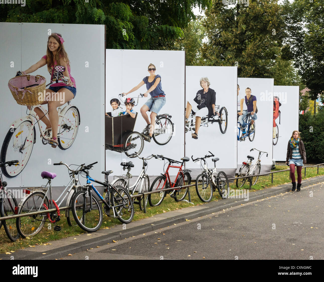 Auf der Photokina 2012, Köln. Plakatwände außerhalb der Show fördern, Radfahren. Stockfoto