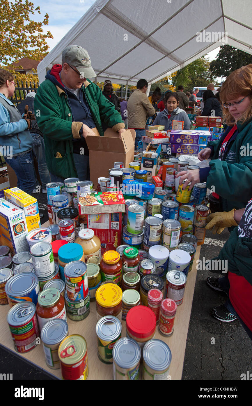 Freiwillige sortieren und verpacken Lebensmittel gespendet für Tafeln und Suppenküchen Stockfoto