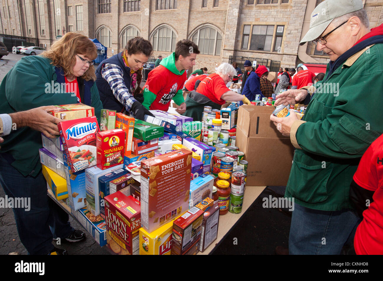 Freiwillige sortieren und verpacken Lebensmittel gespendet für Tafeln und Suppenküchen Stockfoto