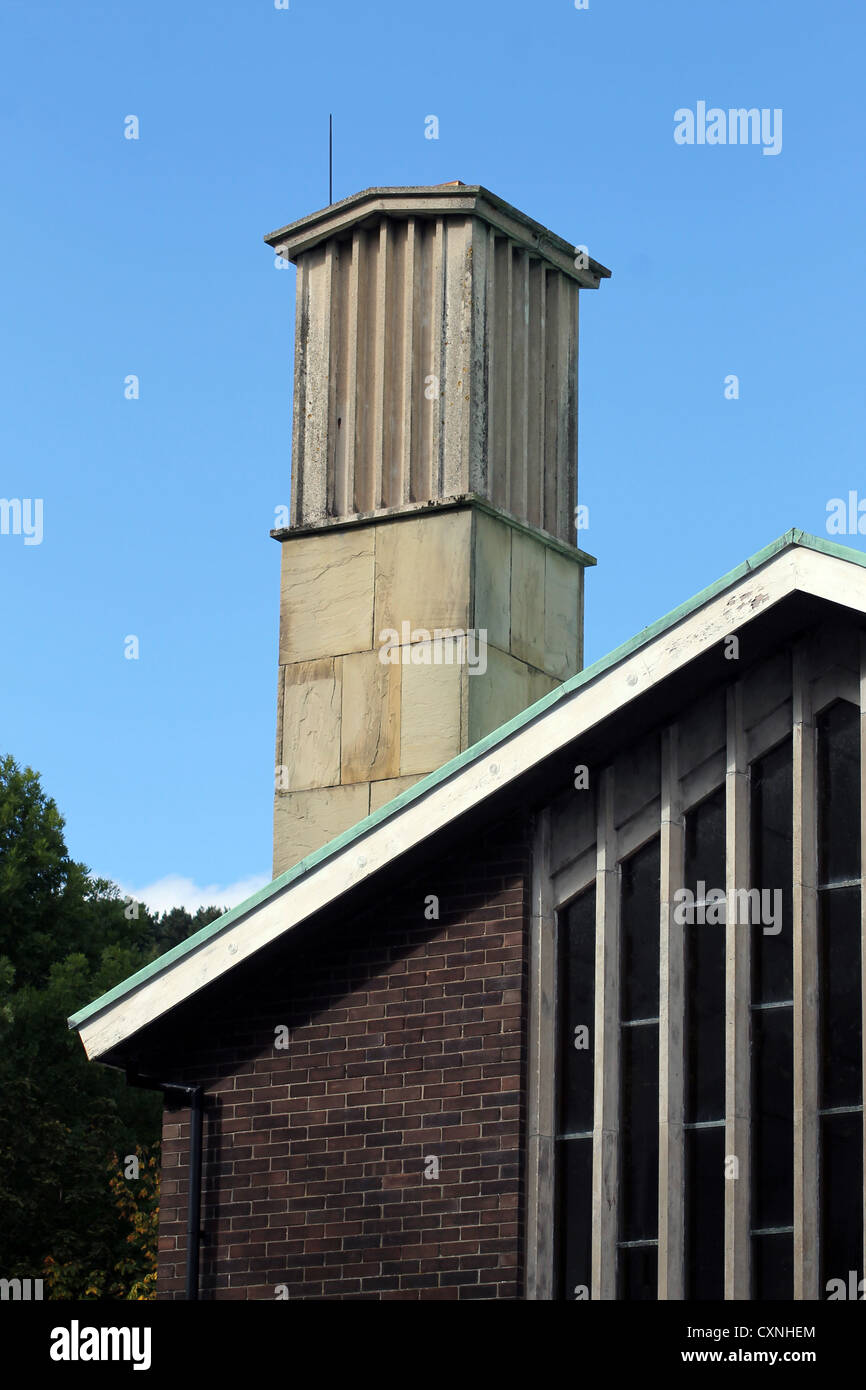 Schornstein auf moderne Gebäude mit blauem Himmelshintergrund Krematorium. Stockfoto