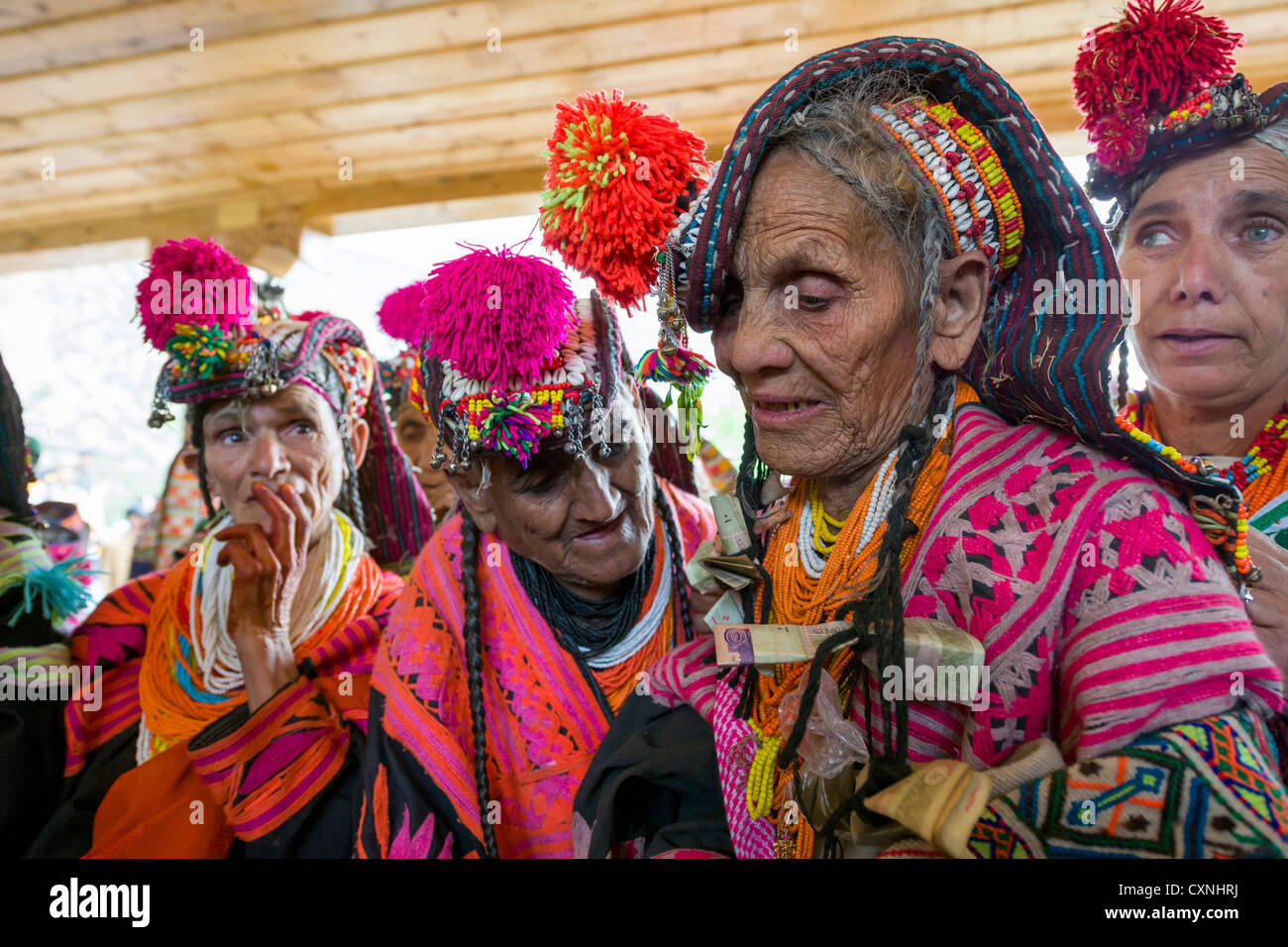 Ältere Kalash Frauen erzählen aus ihrer Geschichte am Joshi (Frühlingsfest), Rumbur Tal, Chitral, Khyber-Pakhtunkhwa, Pakistan Stockfoto