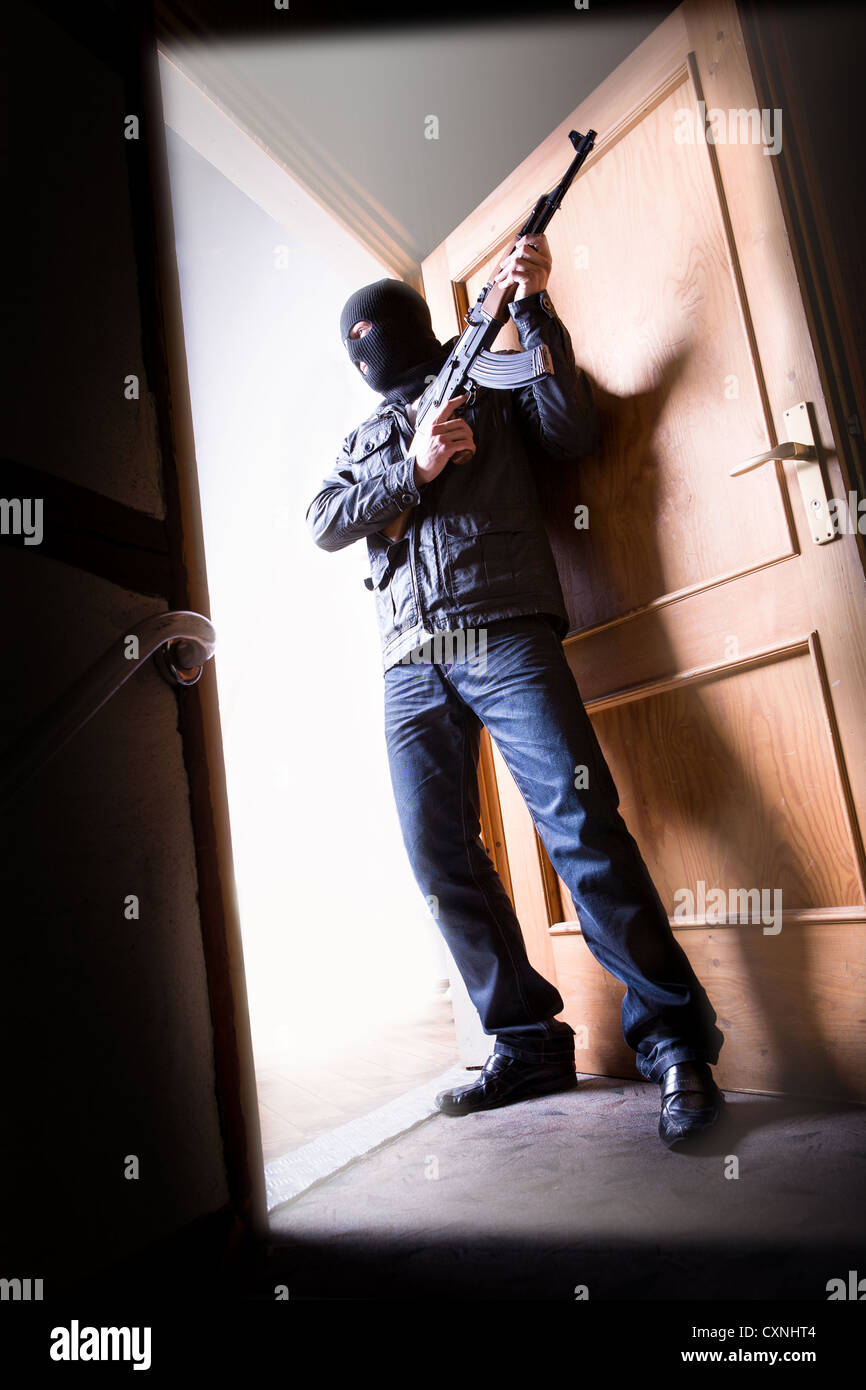 maskierte Terroristen mit einer Maschinenpistole Kalaschnikow Stockfoto