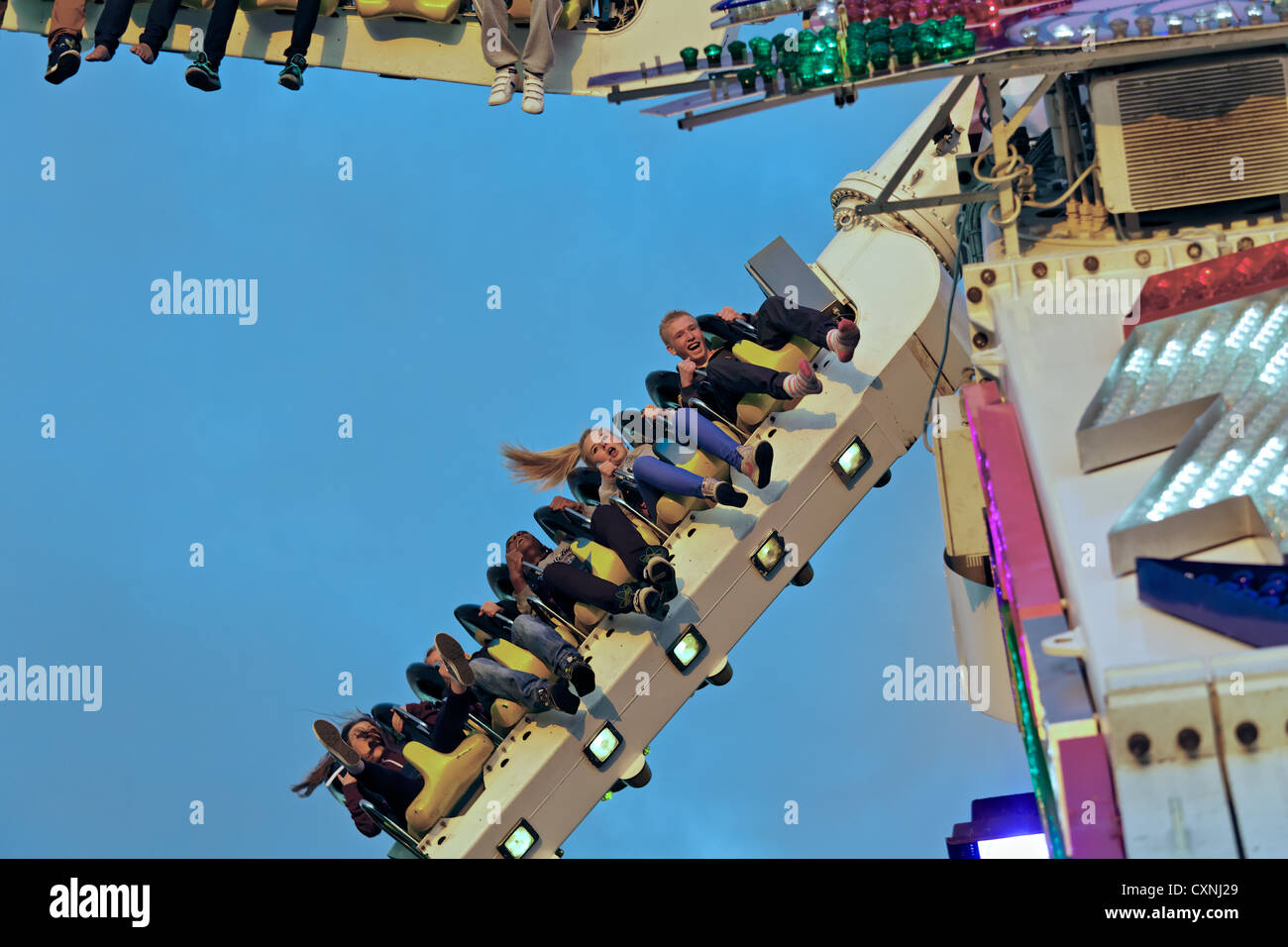 Leute Reiten auf dem Festplatz Top Buzz ritten Nottinghams historischen Goose Fair. Stockfoto