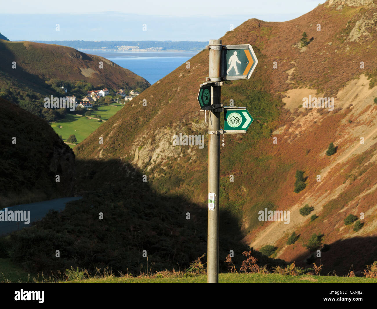 North Wales Weg Zeichen am Sychnant-Pass im Snowdonia National Park mit Blick auf die Küste bei Dwygfylchi, Conwy, Wales, UK, Großbritannien Stockfoto