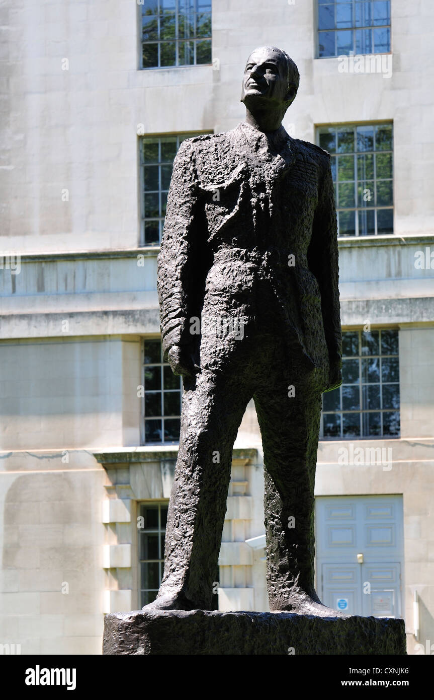 London, England, Vereinigtes Königreich. Statue; Charles Portal, 1. Viscount Portal of Hungerford; Victoria Embankment Gardens (Oscar Nemon, 1975) Stockfoto