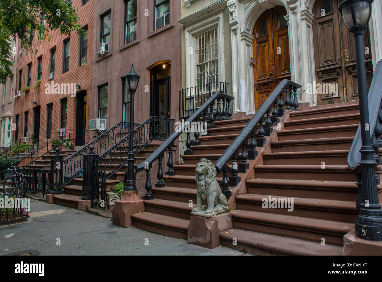 New York, NY, USA, historische Reihenhäuser, Brownstone-Häuser, Straßenszenen, in Chelsea Gegend, Front Steps, mit neuen yorkers Gebäuden Stockfoto