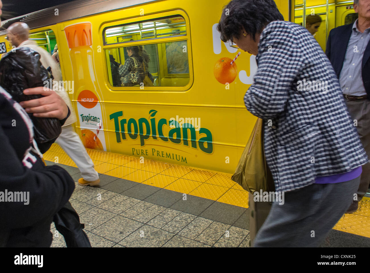 New York City, NY, NYC Subway, Inside, amerikanische Werbung, Softdrink Company, U-Bahn-Plattform, kommerzielle U-Bahn-Anzeigen U-Bahn-Züge sind voll, Linie S Stockfoto