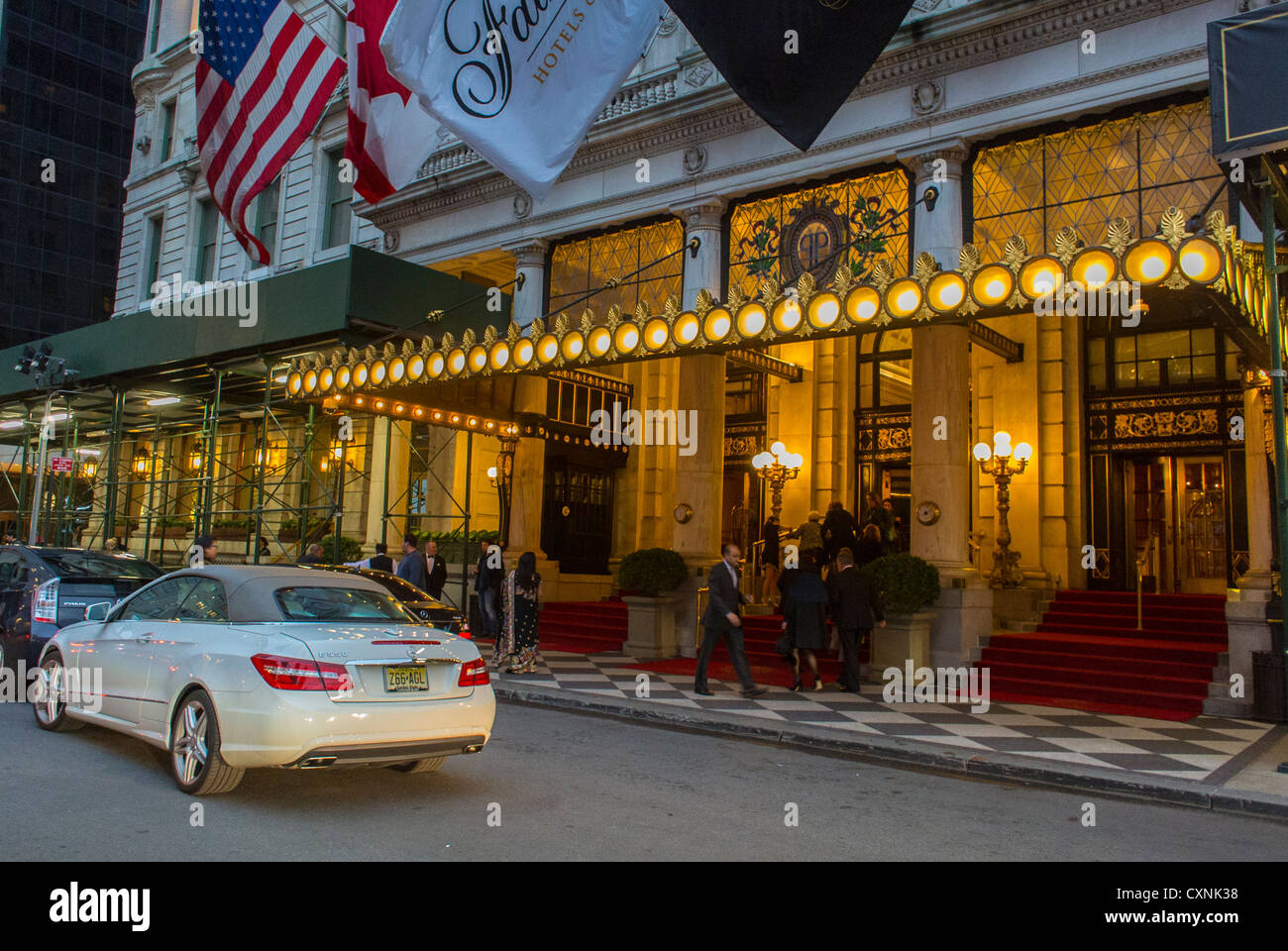 New York Strassenszenen Draussen Vor Dem Plaza Hotel Manhattan 5 Sterne Hotel Eingang Stockfotografie Alamy