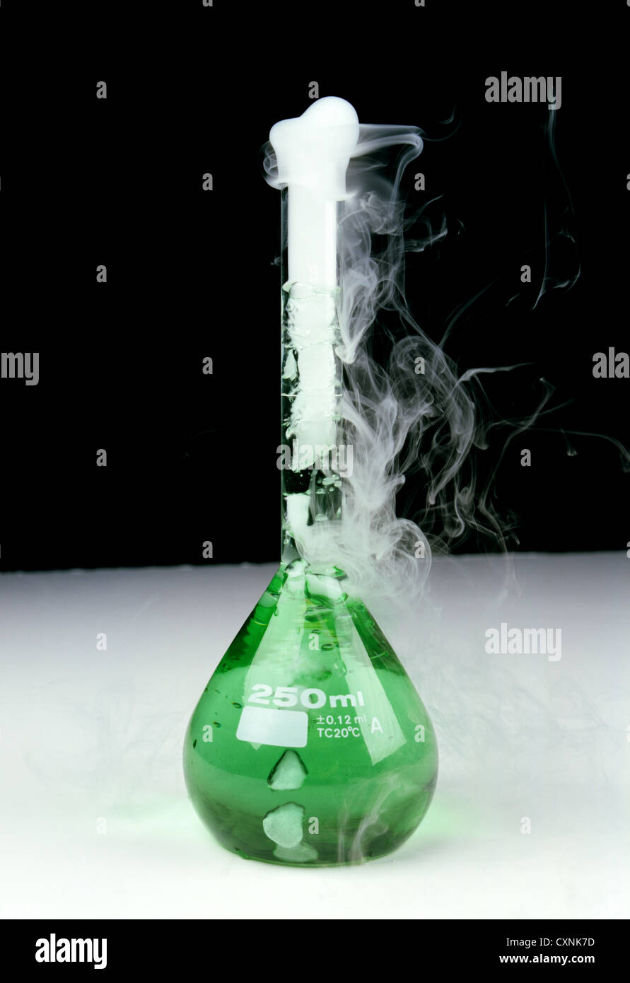Eine chemische Reaktion innerhalb 250 Milliliter volumetrischen Kolben Stockfoto