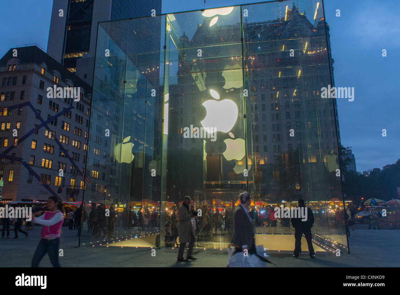 New York, Menschen beim Einkaufen, Fifth Avenue, 59. Straßen, "Apple Store", Manhattan Stockfoto