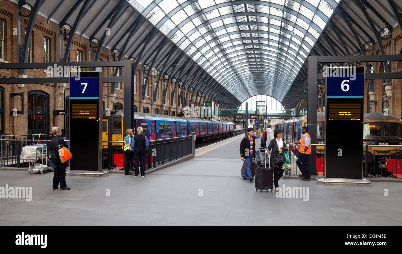 Fahrgäste im Eisenbahnverkehr Ankunft am Bahnhof Kings Cross Bahnhof, London UK Stockfoto