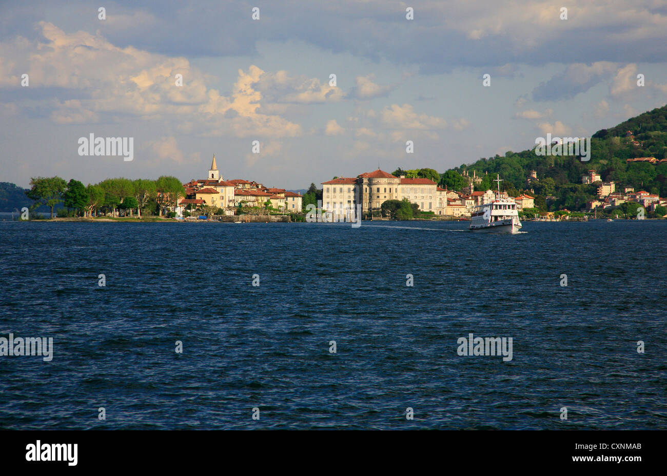 Blick auf die Isola Bella am Lago Maggiore mit der Fähre Stockfoto