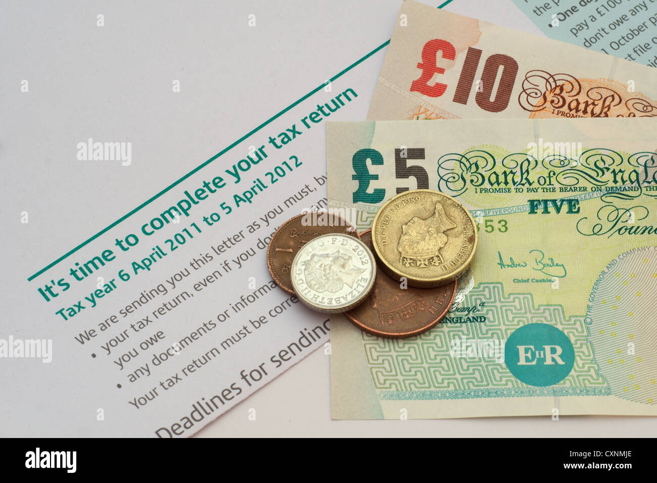 Steuererklärung-Zeit. Britische Währung auf einen Brief von der Inland Revenue erinnerte daran, dass es Zeit, um vollständige Steuererklärung ist sitzend Stockfoto