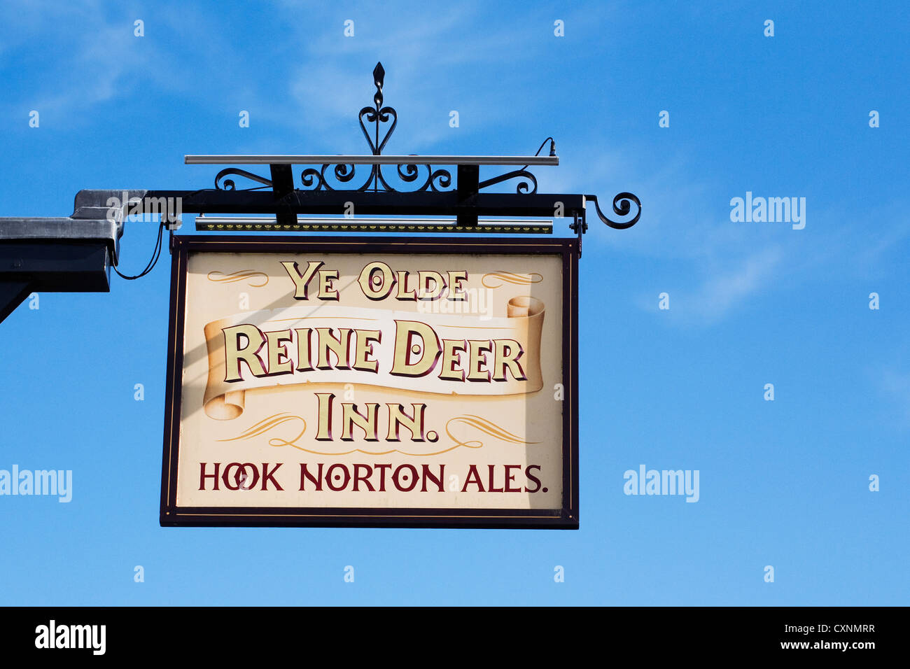 Zeichen für Ye Olde Reine Hirsch Inn, Wirtshaus in der Stadt Banbury, Oxfordshire. Stockfoto