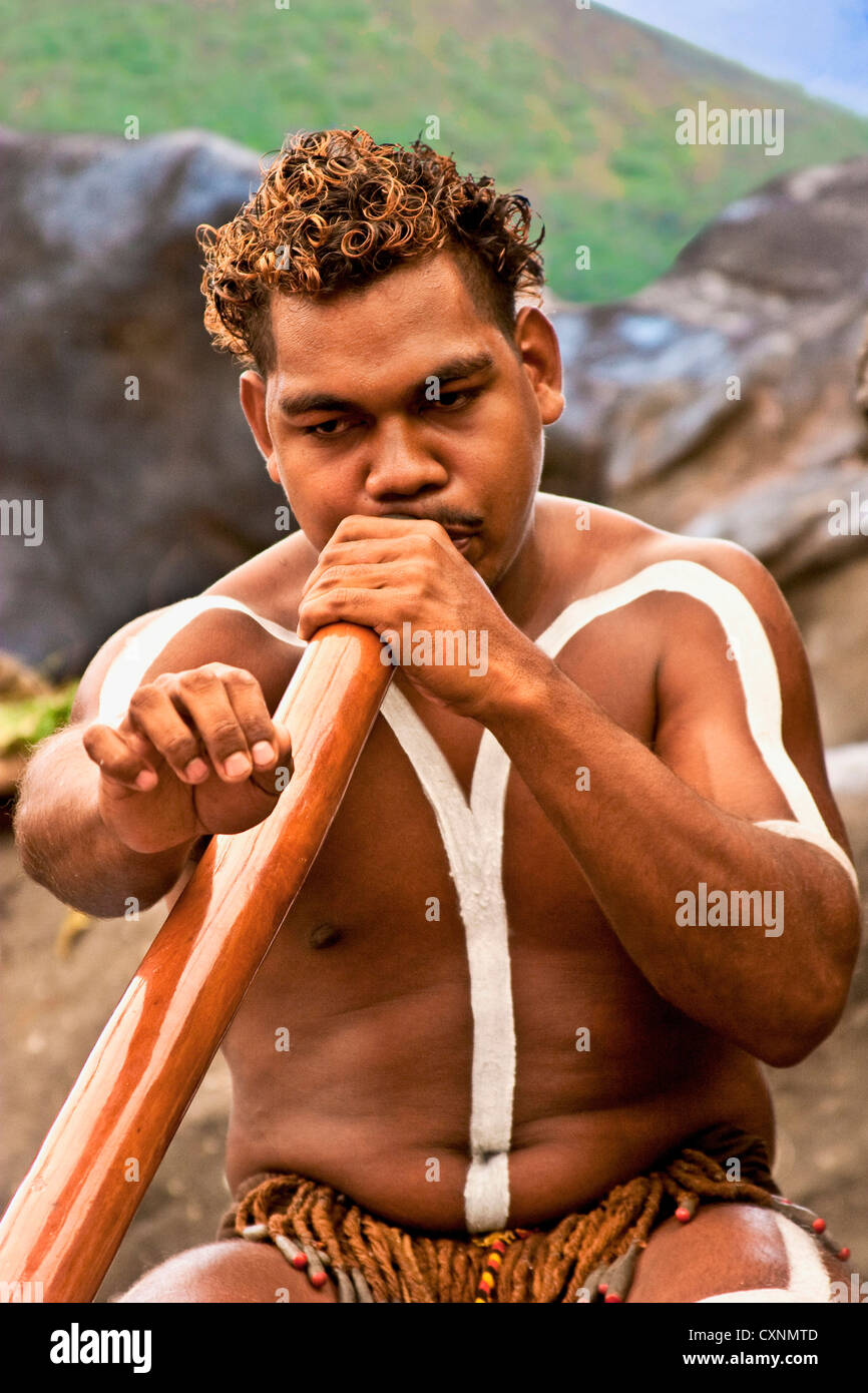 Cairns, Australien, Aborigine-Mann ein Didgeridoo zu spielen Stockfoto