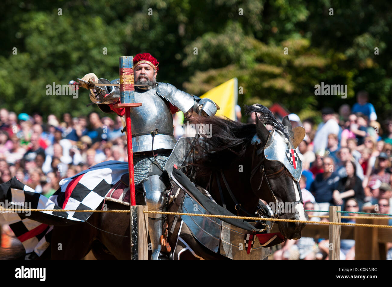 Ritter auf einem Pferd Ritter Rüstung tragen, in Maryland Renaissance Festival / Messe in Annapolis, Maryland Stockfoto