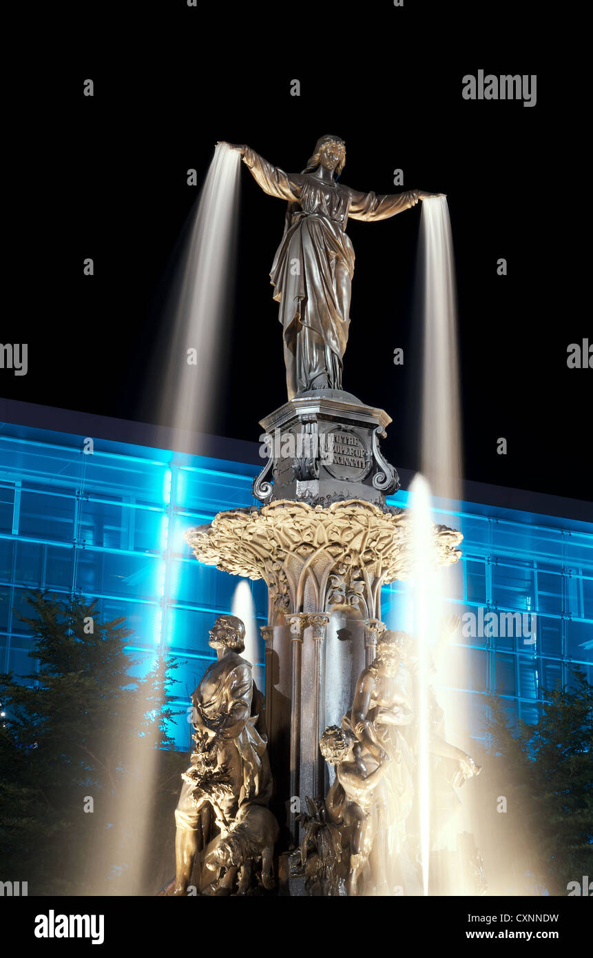 Tyler Davidson Genius der Springbrunnen in Fountain Square, Cincinnati bei Nacht mit blau beleuchteten Gebäude Stockfoto