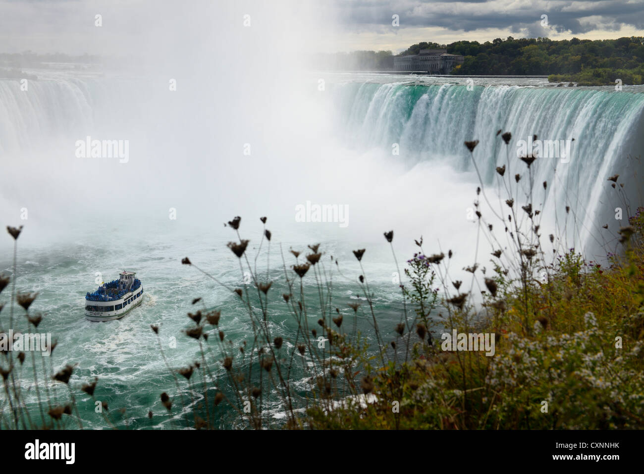 Mädchen der Nebel Ausflugsboot auf dem Niagara River in der Gischt des Horseshoe Falls Niagara Falls Ontario Kanada Stockfoto
