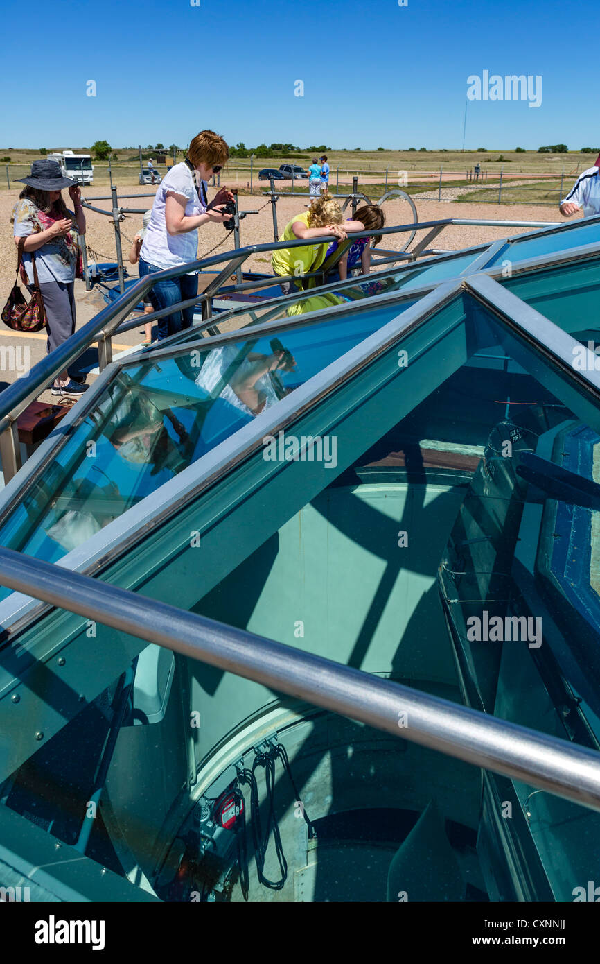 Touristen auf den Minuteman II ICBM Raketensilo in den Minuteman Rakete National Historic Site, in der Nähe von Wand, South Dakota, USA Stockfoto