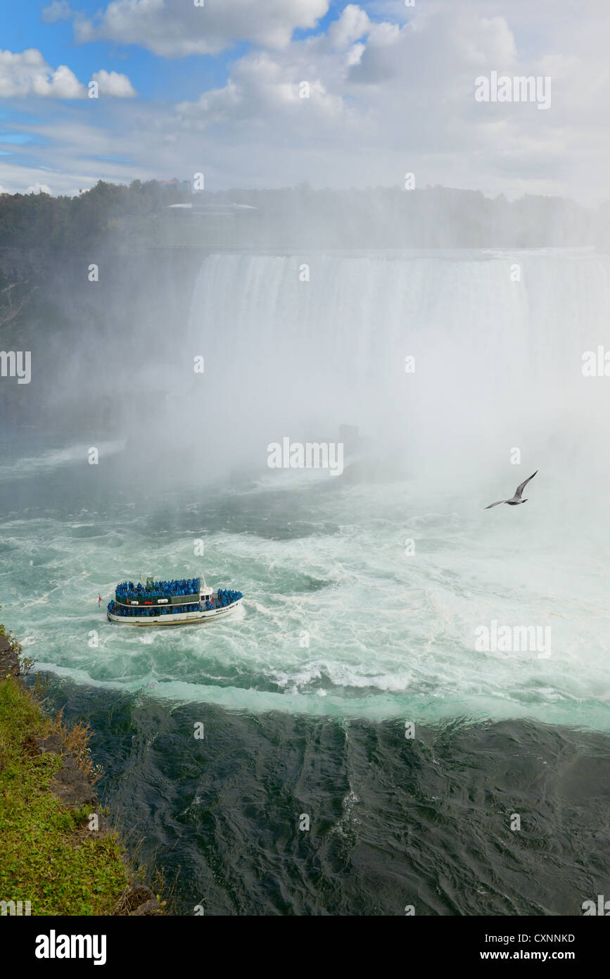 Mädchen der Nebel Ausflugsboot auf dem Niagara Fluss von Table Rock Kante der Horseshoe Falls Niagara Falls Ontario Kanada Stockfoto